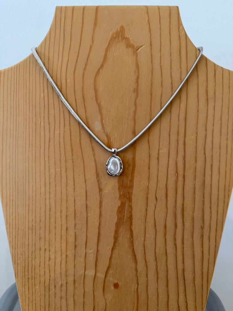 PEARL PENDANT NECKLACE